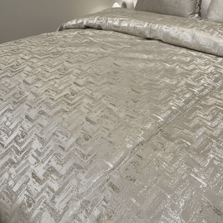 Sorrel Cream & Gold Metallic Abstract Patterned Bedspread - Hstrends